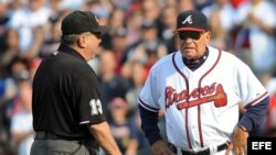 Foto de archivo. El mánager de los Bravos de Atlanta Bobby Cox (d) discute una jugada contra los Phillies de Filadelfia con el juez Derryl Cousins hoy, sábado 2 de octubre de 2010, en el juego de la MLB en Atlanta, Georgia (EE.UU.)