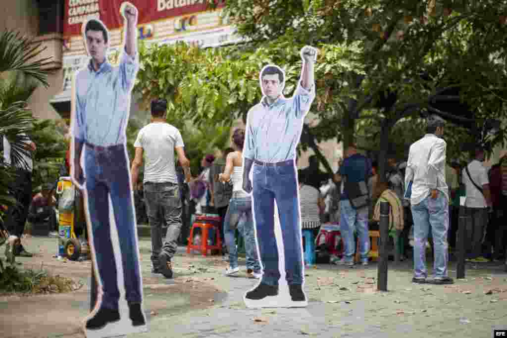 Detalle de unas figuras de cartón con la imagen del dirigente politico opositor Leopoldo López, ubicadas en las inmediaciones del Palacio de Justicia hoy, jueves 28 de agosto de 2014, en Caracas.