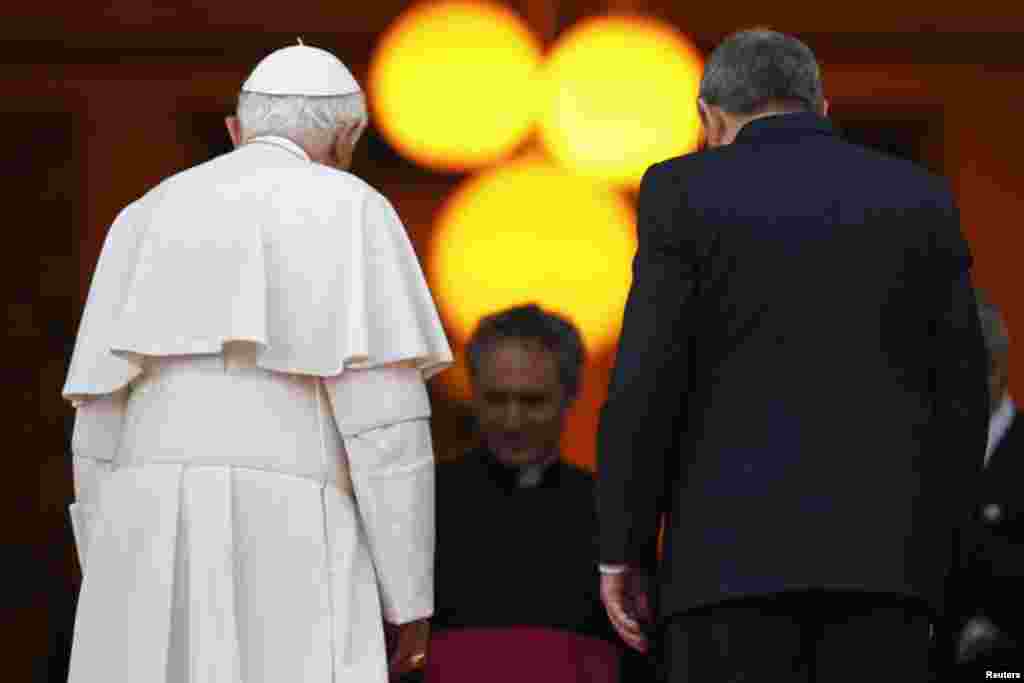 El papa Benedicto XVI se reunió e intercambió regalos este martes con el gobernante cubano Raúl Castro en el Palacio de la Revolución de La Habana