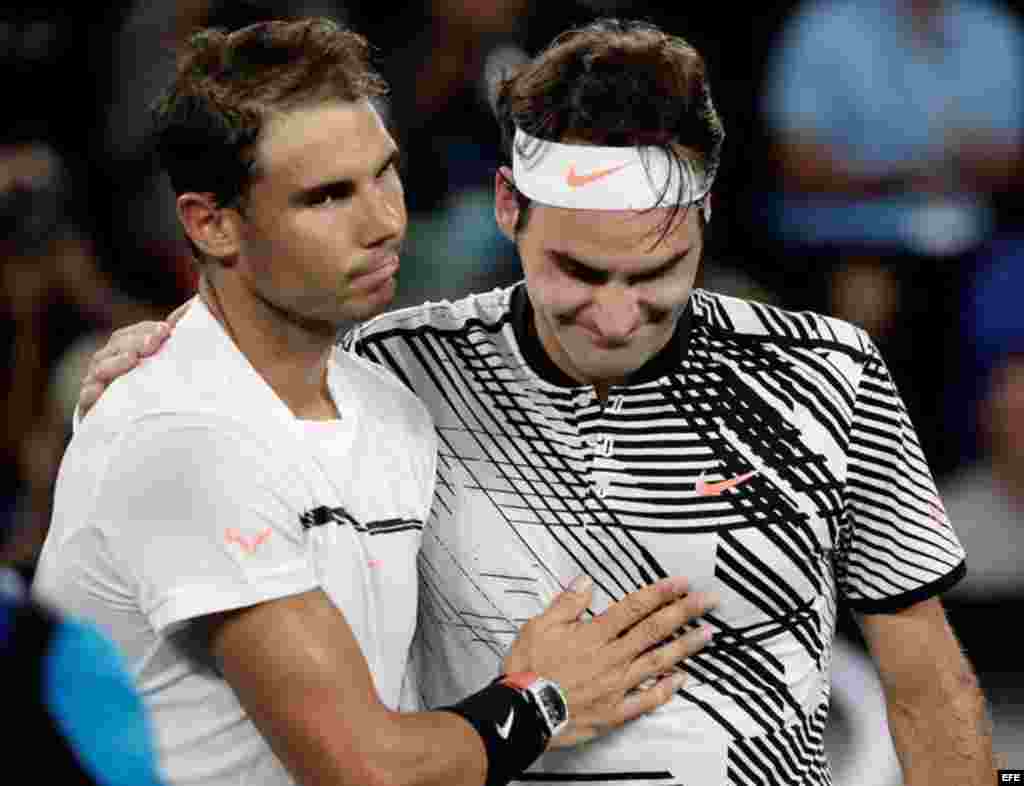 Roger Federer (d) es felicitado por Rafael Nadal (i) después de ganar su partido de individuales masculinos en el torneo de tenis Grand Slam de Australia, Australia, 29 de enero de 2017. &nbsp;