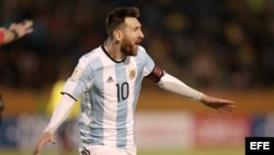 Messi celebra tras anotar uno de sus tres goles frente a Ecuador.