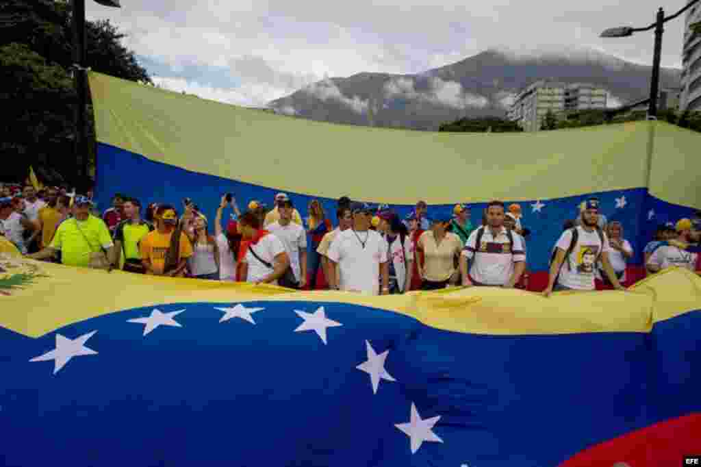 Un grupo de personas participan hoy, jueves 1 de septiembre de 2016, en una manifestación denominada "Toma de Caracas", una marcha convocada hace semanas por la alianza de partidos Mesa de la Unidad Democrática (MUD) para presionar al Poder Electoral por 