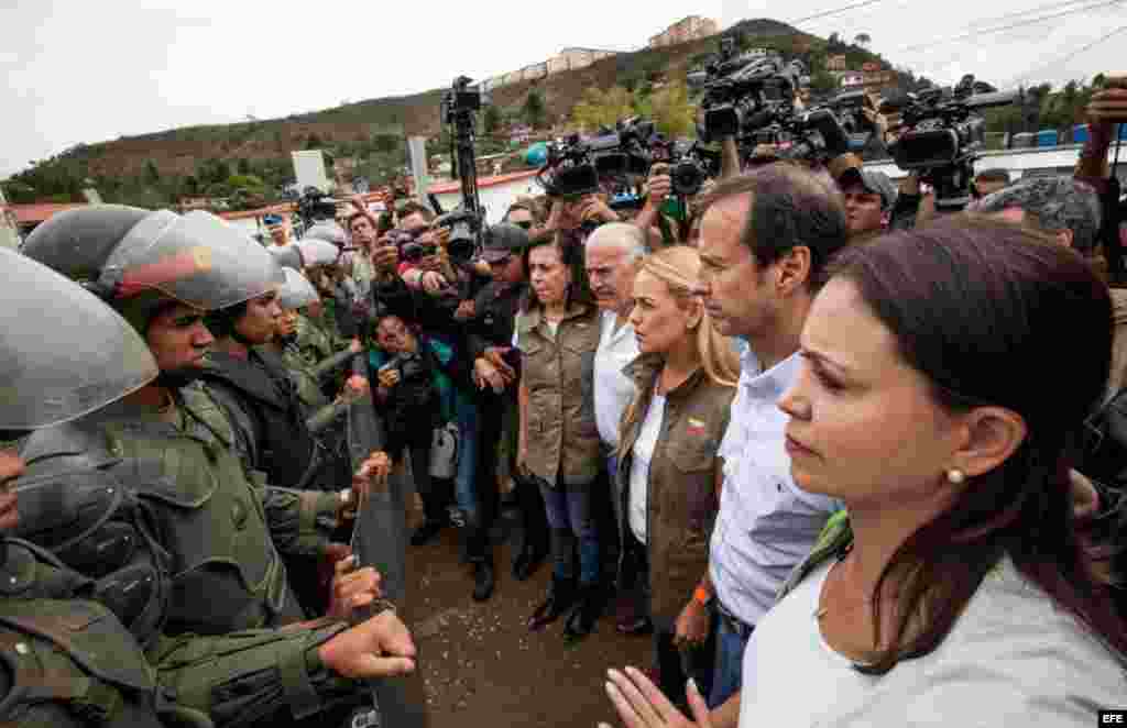 De derecha a izquierda, la exdiputada opositora venezolana María Corina Machado, el expresidente de Bolivia Jorge Quiroga, la esposa del líder opositor Leopoldo López, Lilian Tintori, el expresidente de Colombia Andrés Pastrana y la madre de Leopoldo.