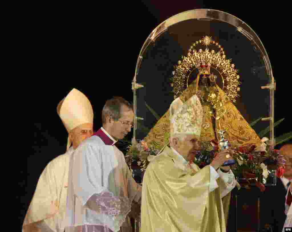 El papa Benedicto XVI deja una rosa de oro en honor a la Virgen de la Caridad, el lunes 26 de marzo de 2012, durante la misa en la plaza &quot;Antonio Maceo&quot; de Santiago de Cuba.