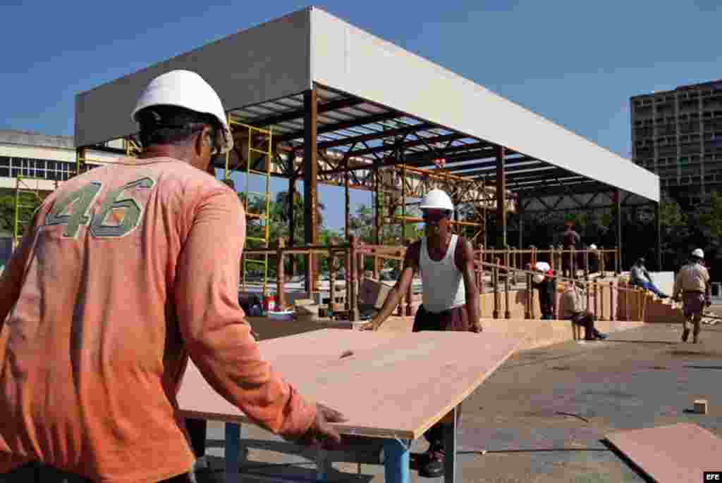 Obreros cubanos trabajan en la construcción del altar en el que oficiará su primera misa el papa Francisco durante su visita a la isla, en la Plaza de la Revolución, en La Habana.