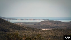 La Base Naval de Guantánamo vista desde La Gobernadora en la provincia de Guantánamo.