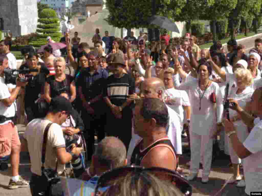 Féretro de Oswaldo Payá llega al cementerio de Colón