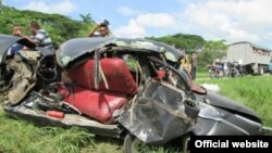 Así quedó el auto particular impactado por un camión en Placetas. Los tres ocupantes murieron en el accidente, que involucró a dos camiones.