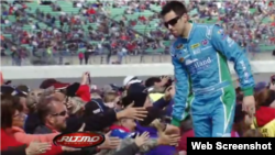 El piloto de ascendencia cubana Aric Almirola.