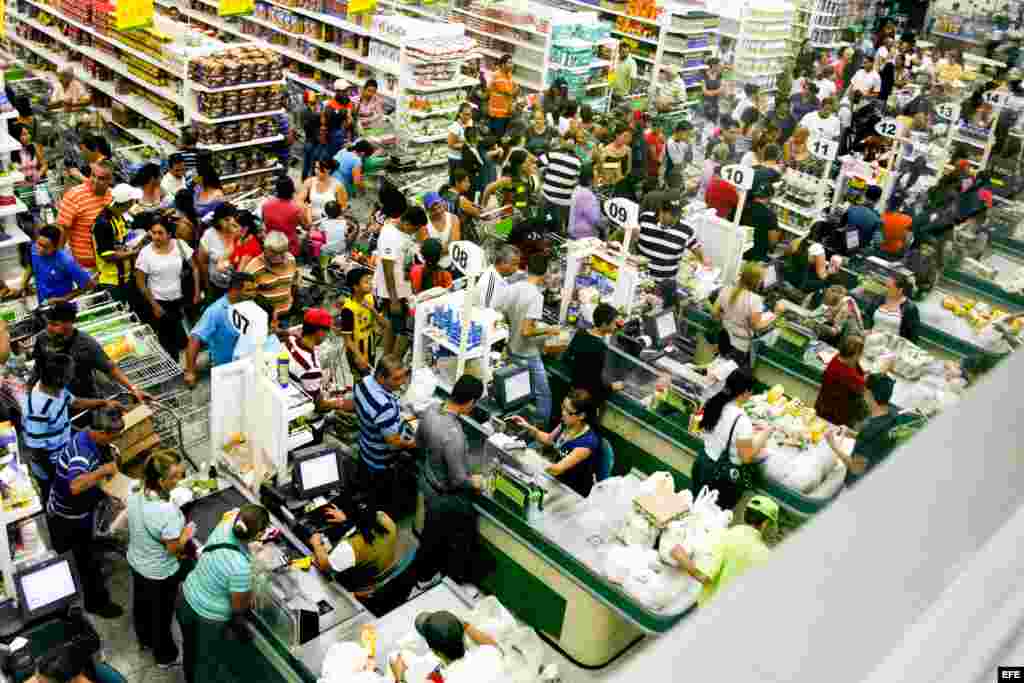 Largas colas en supermercados de Táchira por falta de productos