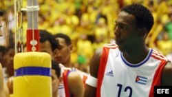 Los jugadores del seleccionado brasileño, Dante Amaral (i), saluda al jugador de Cuba Robertlandy Simon (d), durante el partido final por la Copa América de Voleibol disputado hoy, 28 de septiembre de 2008, en el gimnasio Aecim Tocantins de la ciudad de C