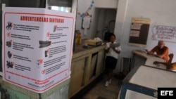 Cafetería en La Habana, Cuba, donde se puede ver un cartel alusivo al control sanitario tras los casos del cólera. 